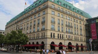 1997 an seinem historischen Standort wiedereröffnet: das Hotel Adlon in Berlin, hier die Fassade mit Blickrichtung auf das Brandenburger Tor.