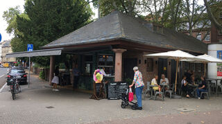 Der Kiosk an der Ecke Seckenheimer- und Otto-Beck-Straße hat bereits seit ein paar Wochen geöffnet und jetzt auch eine Außenbestuhlung.