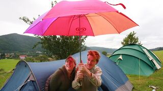 Nicht jeder geht gerne campen. Manche Paare können sich nur schlecht auf die Unterkunft im Urlaub einigen.