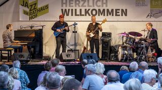 Das Jazzfestival im Speyerer Rathaushof ist zurück. Zur Eröffnung spielt die Band „Berlin 21 – Streetworkers“ mit Lionel Haas (v.l.), Martin Lillich, Alexey Wagner und Torsten Zwingenberger. Die Besucher fanden’s klasse.
