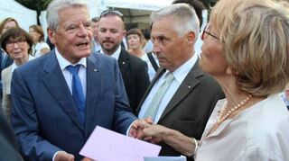 2016: Bundespräsident Gauck begrüßt die für Afrika engagierte Ilse Schummer als Gast auf seinem Bürgerfest in Schloss Bellevue in Berlin.