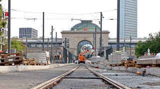 Die Baumaßnahmen vor dem Mannheimer Hauptbahnhof sind weitgehend im Zeitplan. Die Gleise liegen, mit den Pflasterarbeiten wurde schon begonnen.
