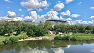 Unterricht am Fluss: Blick vom Collini-Steg auf die Justus-von-Liebig- und die Heinrich-Lanz-Schule.