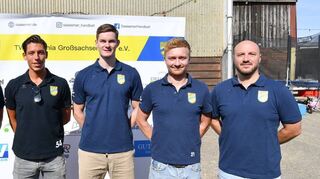 Großsachsens Sportlicher Leiter Tom Zahn (li) und Abteilungsleiter Dominic Sauer (re.) freuen sich über die Vorstellung der Neuzugänge Torwart Leon Hoblaj (v.l.) sowie Rückraumspieler Jonas Schneider und Marcel Spindler.
