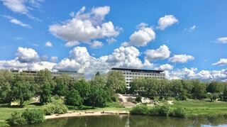 Unterricht am Fluss: Blick vom Collini-Steg auf die Justus-von-Liebig- und die Heinrich-Lanz-Schule.
