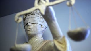 Die Staatsanwaltschaft ermittelt seit März 2021 gegen die Sachbearbeiterin und die beiden Unternehmer
