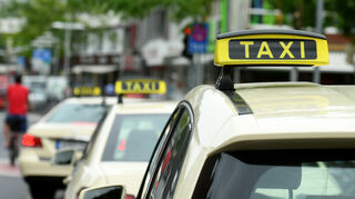Taxen stehen an einem Taxistand in der Innenstadt.