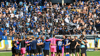 Das Team jubelt am Spielende zusammen mit seinen Fans.
