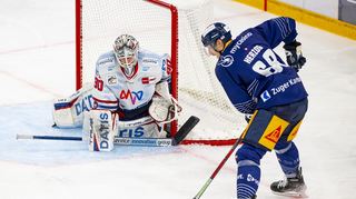 Adler-Goalie Felix Brückmann gegen Fabrice Herzog (r.) vom EV Zug