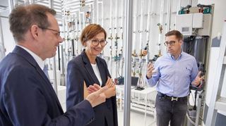 Besuch in Mannheim: Konrad Stockmeier (FDP), Ministerin Bettina Stark-Watzinger und Gründer Sascha Müller (r.) von der Firma Paul Tech.