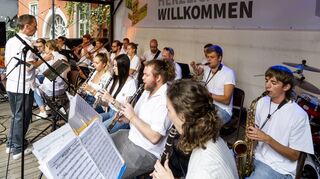Breites Spektrum: Die Konzertreihe Jazz im Rathaushof bietet sowohl Musik von profilierten Profis als auch von ambitionierten Amateuren. Die Stadtjugendkapelle Speyer serviert den Zuhörern am Samstagmittag Brass-Pop.