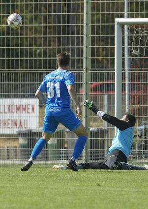 Der Rheinauer Mark Lenhard scheitert an Torwart Efthimios Tsapoglou.