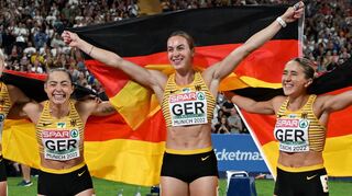 Lisa Mayer (v.l.), Gina Lückenkemper, Alexandra Burghardt und Rebekka Haase ließen das Münchener Olympiastadion beben.
