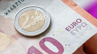 Der Mindestlohn steigt am 1. Oktober auf zwölf Euro pro Stunde. Damit gilt für rund 22 Prozent aller Beschäftigungsverhältnisse eine Lohnuntergrenze.