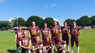 Eine gemischte Footballmannschaft? Ja klar. Wenn die Eltern der Redskins-Kids auf dem Platz stehen, dann werden aus Mamas und Papas die Allstars.