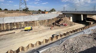 Zwischen den Spundwänden aus Stahl entsteht später die Grundwasserwanne. Die neue Umgehungsstraße führt unter der Überführung (r.) weiter Richtung Neckar.
