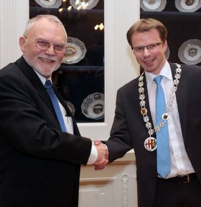 Gerd Brecht (l.) bei der Verpflichtung von Simon Michler.