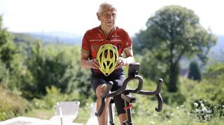 Nach seinem Radunfall und wegen seines Alters fährt Manfred Lautenschläger nicht mehr Rennrad. Die Rolle als Helm-Botschafter hat er sehr gerne übernommen.