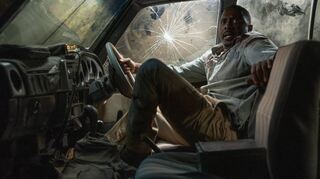 Muss sich und seine beiden Töchter gegen einen blutrünstigen Löwen verteidigen: Idris Elba als Dr. Nate Samuels im Film „Beast“.