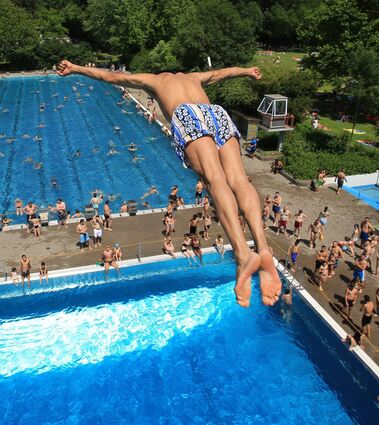 Die Becken mit ihrem kühlenden Nass laden geradezu zum Hineinspringen ein. Die Archivaufnahme entstand vor einiger Zeit im Herzogenriedbad.