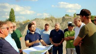 Maximilian Sctenz vom Kieswerk Kern erläuterte den Teilnehmern der CDU-Sommer-tour den Bebauungsplan für die beantragte Photovoltaikanlage.