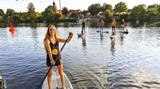 Jule Walz, hier mit einigen der fortgeschrittenen Stehboard-Paddler, leitet das Stand-up-Paddeln für Anfänger in der Drachenbootabteilung im FV 03.