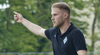 Der SV Waldhof II mit Trainer Nico Seegert geht als Favorit in das Verbandsliga-Spiel gegen TS Mosbach.