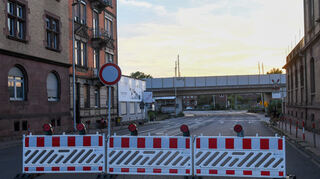 Das Hafengebiet bleibt weiterhin Sperrzone. Auch in der Nacht wurde der Container nach wie vor mit Wasser gelöscht. Dadurch soll er gekühlt und die austretenden Dämpfe reduziert werden.