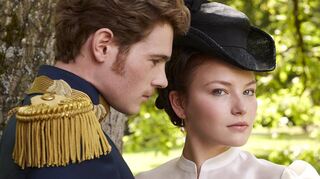 Die Mannheimer Schauspielerin Devrim Lingnau in „Die Kaiserin“, mit Philip Froissant als Franz. Die erste Staffel gibt es ab 29. September bei Netflix.