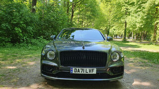 mid Düsseldorf - Der breite Kühlergrill des Bentley Flying Spur wirkt majestätisch, aber nicht aggressiv