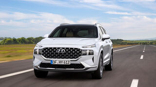 mid München - Auffällige Ansage: Die Frontpartie des Hyundai Santa Fe wird vom eindrucksvollen Kühlergrill dominiert.