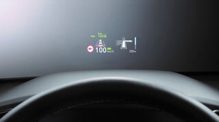 mid München - Optischer Trick: Beim Blick auf die Straße muss der Fahrer dank des Head-up-Displays auf keine wichtige Info verzichten.