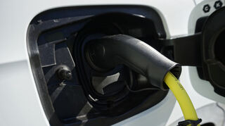 mid Groß-Gerau - Die Stromkosten für ein Elektroauto sind bei gleicher jährlicher Fahrleistung immer noch geringer als die Tankkosten eines Benziners.
