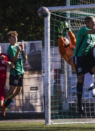 Bereit zum Kopfball: Leon Münch (2 v.l.) erzielte gegen den FC Fürth den entscheidenden Treffer zum 4:3 und traf zuvor bereits zum 2:2.