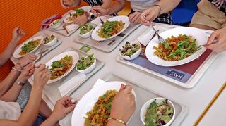 Das Essen in der Mensa soll für Studenten günstig bleiben – auch weil alle mehr Beiträge zahlen sollen.