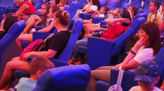 Die Besucherinnen und Besucher des Planetariums erwarten die Vorführung.