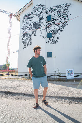 Cédric Pintarelli vor seinem Mural „Writing Without Letters V“.