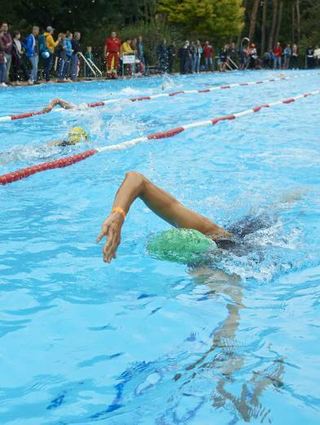 Der Triathlon beginnt für alle Teilnehmer im Waldschwimmbad.
