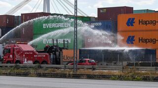 Trotz mehrtägiger Wasserkühlung liegt die Temperatur des Containers bei deutlich mehr als 50 Grad Celsius. Somit ist es noch nicht möglich, den Container zu öffnen.