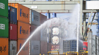 Der Container wird mit Wasser gekühlt