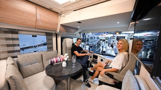 Die Models Daniel und Anna in einem Wohnmobil der Firma Concorde – schon sehr gediegen, doch bei Ausstattung und Preis noch nicht das Äußerste.