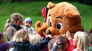 Kinder toben am Dienstag (20.09.2011) beim Weltkindertags-Fest im Schlossgarten von Schwerin mit einem großen Plüschbären. Der Deutsche Kinderschutzbund organisierte die Kinderparty bei schönstem Spätsommerwetter mit Musik, Showprogrammen und Mitmachaktionen. Die Veranstaltung steht unter dem diesjährigen Thema «Kleine Seele. Großer Schmerz». Es geht nach Angaben der Veranstalter um das Verhindern von Gewalt gegen Kinder. Foto: Jens Büttner dpa/lmv ++ +++ dpa-Bildfunk +++
