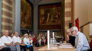 Viele Zuhörer und Krimifans finden den Weg in die einzigartige Location zur Lesung des Schriftstellers, deren Erlöse dem Dombauverein zugutekommen.