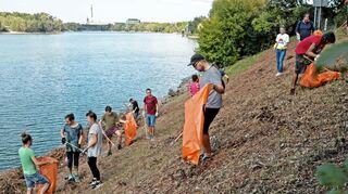 Die Surfrider Baden-Pfalz beim „RhineCleanUp“ 2020 in Mannheim. Auch in diesem Jahr sind sie wieder dabei.