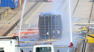 Der Container im Hafen wird weiter mit etwa 1000 Litern Wasser pro Minute von der Feuerwehr gekühlt.
