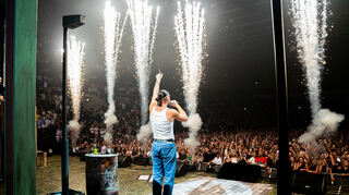 Gigantische Stimmung unterstrichen von Feuerstößen wie bei Rammstein: Apache 207 räumt mit Hits wie "Roller" und "Kein Problem" bei seinem ersten Heimspiel in der SAP Arena komplett ab.