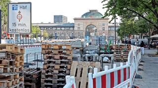 Am Bahnhof gibt’s nun auch Sperrungen für Fußgänger.