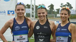 Ursula Truetzschler (l.) und Nina Heidemann mit Siegerin Kathrin Halter in der Mitte.