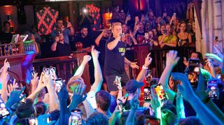 Ballermann-Stimmung im Musikpark: Michael Müller startet sein Konzert mit „Layla“ und beendet es mit dem umstrittenen Lied.