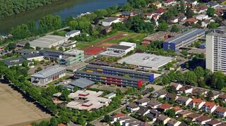 Das Lessing-Gymnasium ist im Lampertheimer Schulzentrum-West beheimatet, in direkter Nachbarschaft zu weiteren Bildungseinrichtungen.